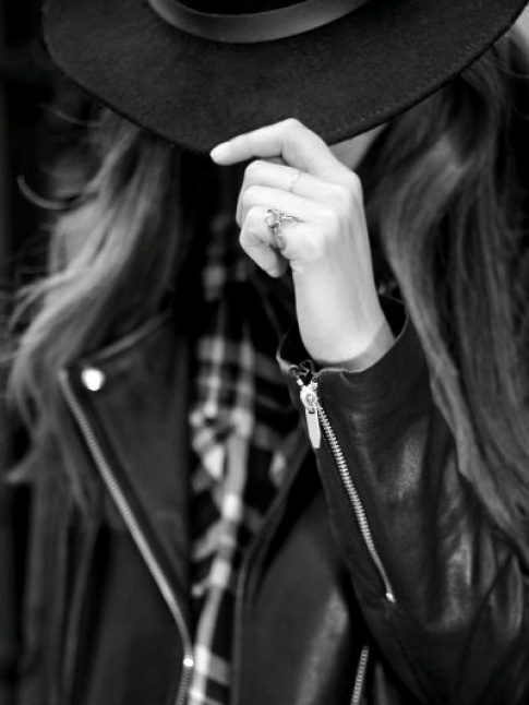 Feutre noir + perfecto + chemise  carreaux = le bon mix