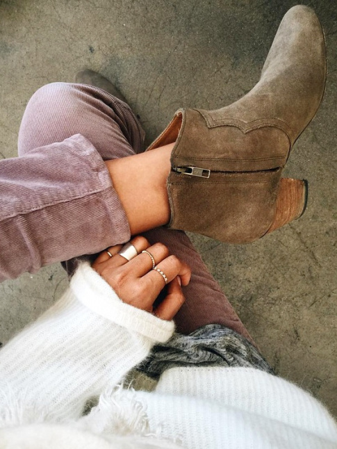 Boots sable + slim en velours lila + pull blanc mousseux = le bon mix