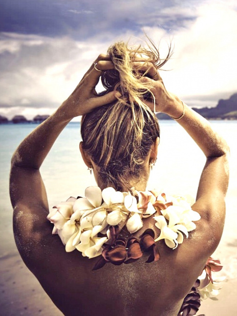 Cheveux gains de sel marin + collier de fleurs + bronzage caramel = le bon mix