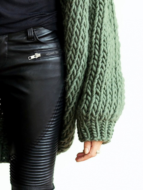 Slim en cuir noir + maxi gilet en grosse maille kaki = le bon mix