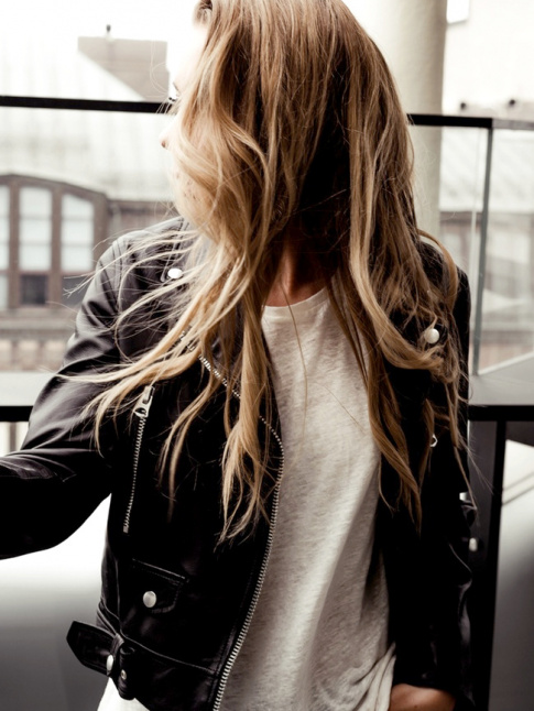 Cool et efficace, le duo perfecto en cuir/tee-shirt flamm blanc a tout bon !