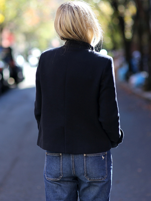 Veste courte bleu marine + jean un brin large + cheveux ultra blonds = le bon mix