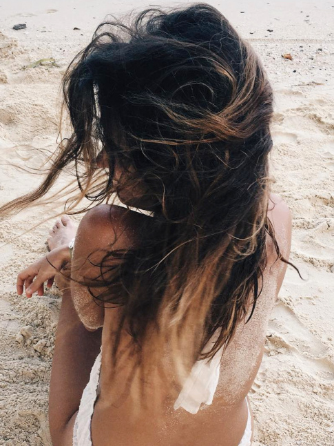 Wanted : de longs cheveux gains de sel marin et un bronzage caramel