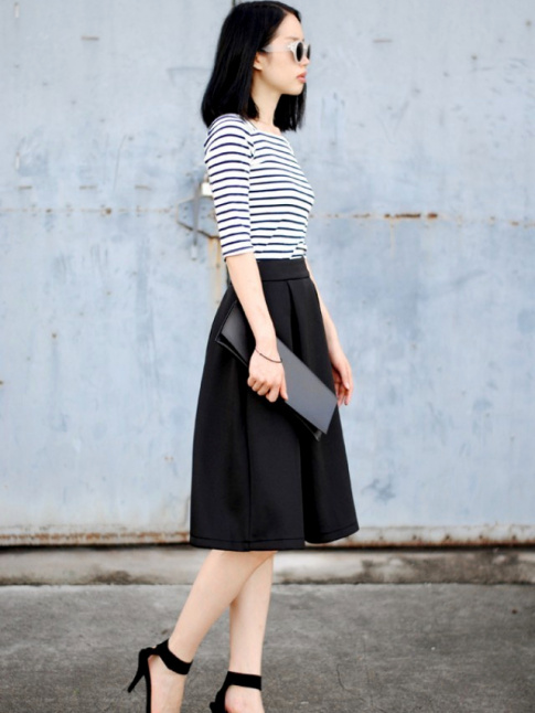 Marinire + jupe ample midi noire + sandales carbone hautes perches = le bon mix