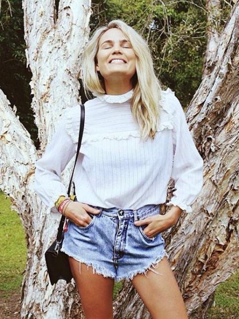 Short en jean destroy + blouse en coton romantique = le bon mix