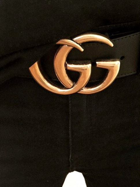 Rien de tel qu'une ceinture Gucci pour relever un total look noir !