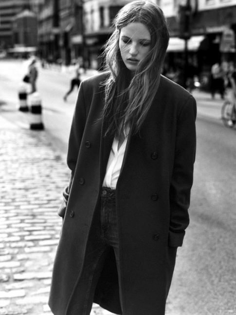 Entre simplicit mlancolique et coupe masculine, ce look a tout bon ! 