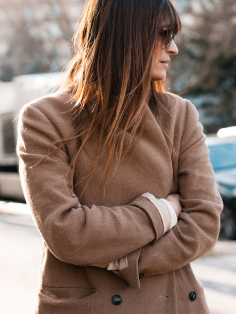Entre manches lgrement roulottes et chevelure au tie&dye naturel, ce look a tout bon !