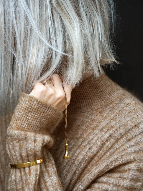 Oui au bracelet manchette port sur une longue manche de pull !