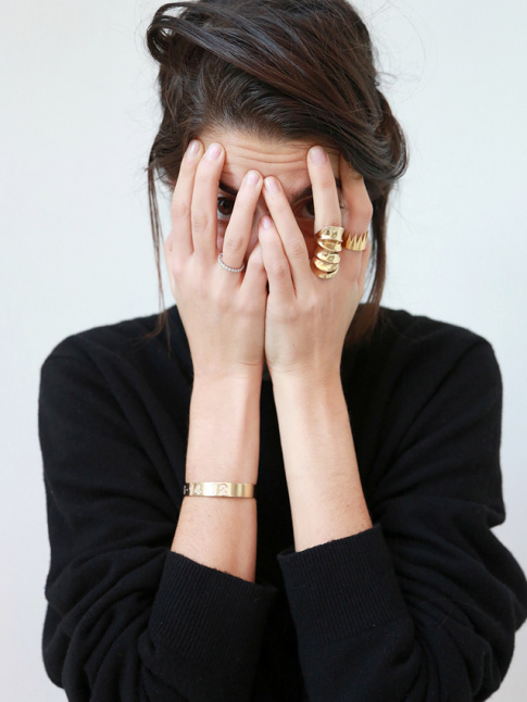 Bijoux dors + pull carbone + touche d'humour = le bon mix