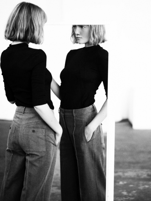 Pantalon large taille haute + pull fin moulant + carr long = le bon look