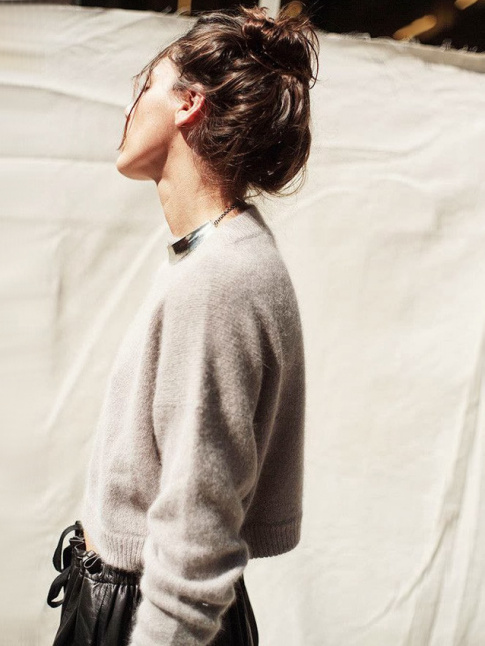 Chignon haut nglig + pull court, ample et mousseux = le bon mix
