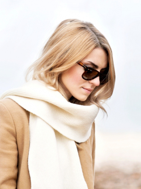Manteau camel + charpe blanche + lunettes de soleil marron = le bon mix