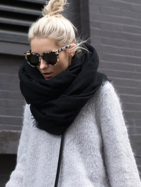 Pour allier confort et fminit, on pense au duo chignon haut/charpe XXL
