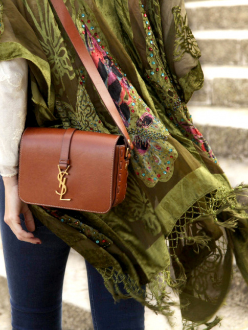 Petit sac en cuir marron + pice folk kaki = le bon mix