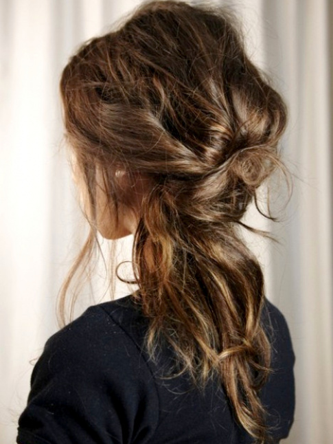Une fois lgrement texturs, les cheveux longs aiment le style coiff/dcoiff