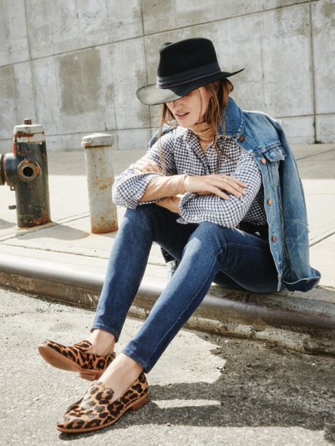 Slippers lopard + chemise vichy + veste en jean = le bon mix