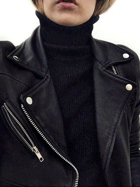 Perfecto en cuir noir + pull fin col roul carbone + cheveux glisss dans le col = le bon mix