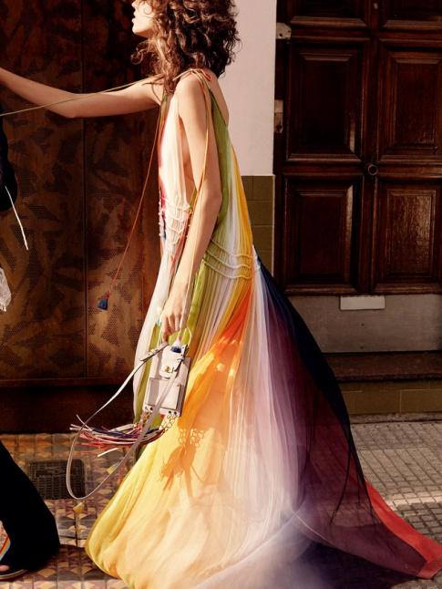 Avec cette robe couleurs arc-en-ciel, Clare Waight Keller cre l'un de ses plus beaux modles