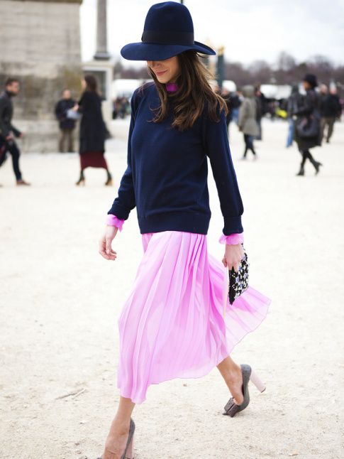 Rien de tel qu'un pull bleu marine pour apaiser une robe girly !