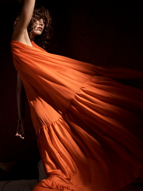 Entre volume gnreux et teinte orange, cette longue robe Stella McCartney a tout bon !