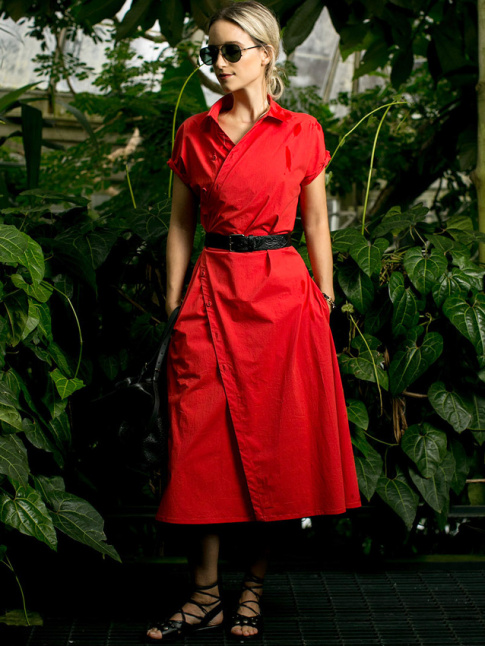 Entre coupe lgrement destructure et couleur glamour, cette robe Tomas Maier a tout bon !
