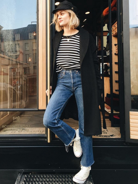 Baskets blanches + jean flare 7/8 + marinire + manteau noir = le bon mix