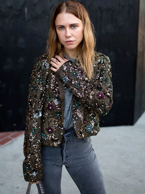 Pour porter sa veste  sequins en plein jour, mieux vaut choisir un tee-shirt ultra casual !
