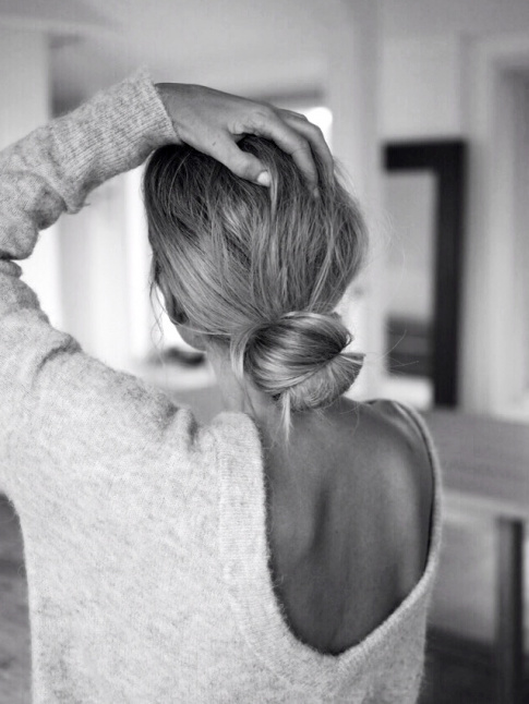 Chignon bas + pull dos nu = le bon mix