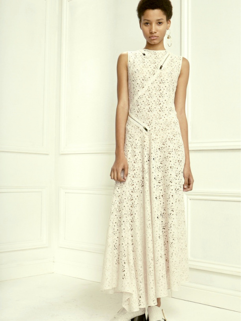 En associant zip et dentelle, Stella McCartney livre une robe longue aussi moderne que romantique