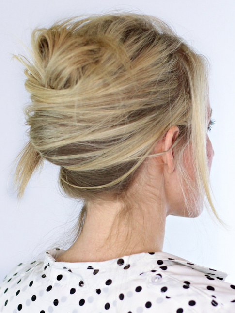 Ralis sur cheveux lgrement texturs, le chignon banane se fait plus cool que glamour