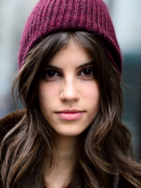 Bonnet bordeaux + chevelure chtain encadrant le visage = le bon mix
