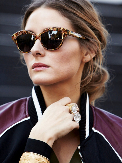 Rien de tel que quelques bijoux baroques pour twister un blouson sportswear !