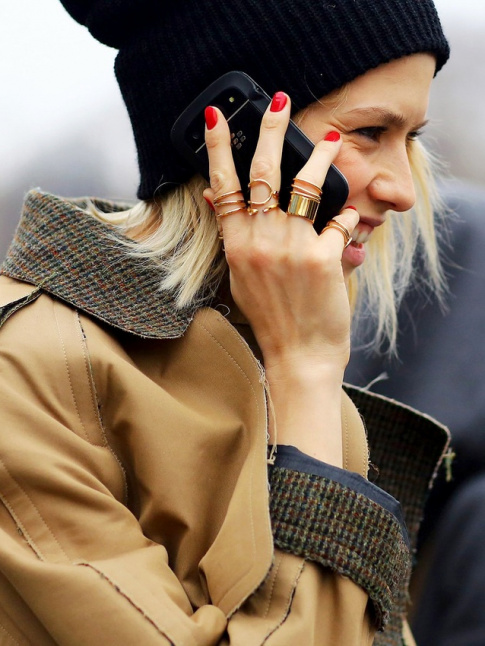 Accumulation de bagues + look casual masculin = le bon mix