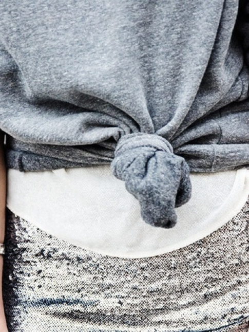 Rien de tel qu'un sweat gris pour accompagner une jupe de sirne !