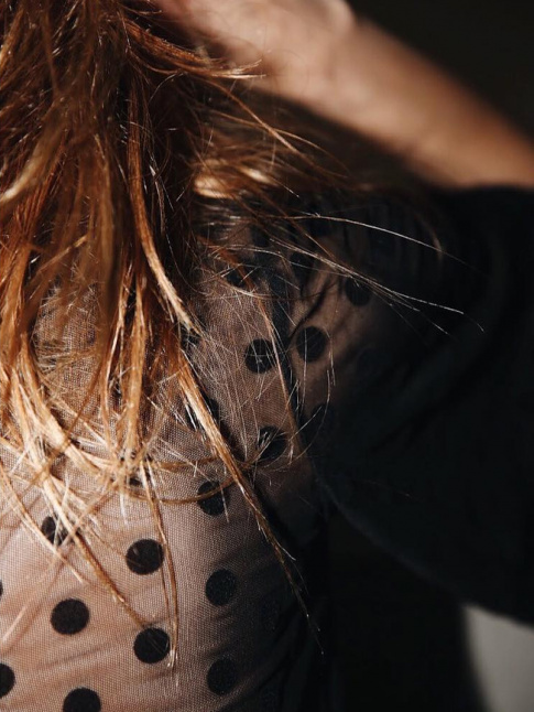 Entre larges pois et texture translucide, cette blouse Ganni a tout bon !