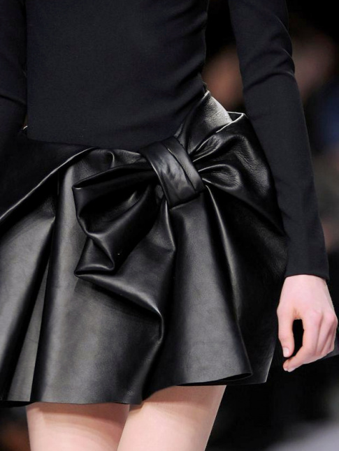 On aime quand la mini jupe en cuir s'offre une rcration girly !