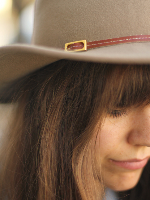 Chapeau  larges bords + frange paisse = le bon mix