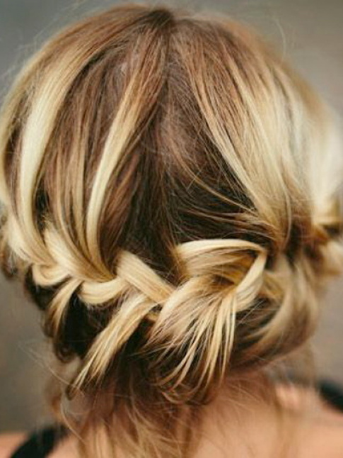 Oui aux cheveux dors au soleil et ports en couronne de tresses !