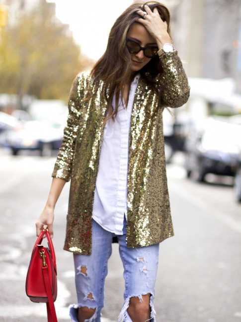 Paillettes disco + denim dchir + touche de rouge =  le bon mix