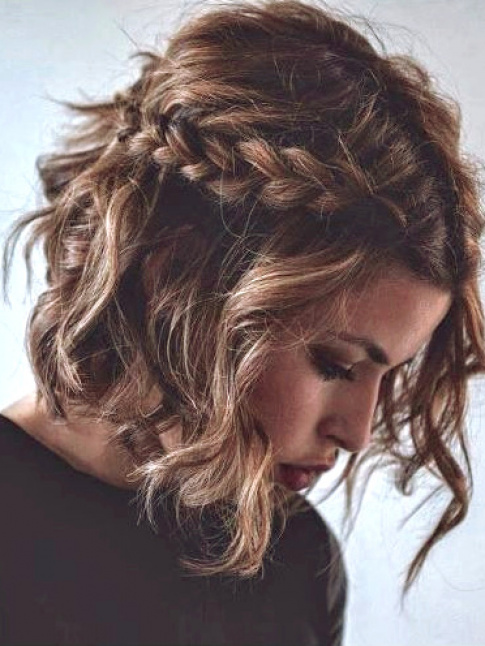 Carr froiss + large tresse = une coiffure idale pour twister les tenues classiques, voire strictes