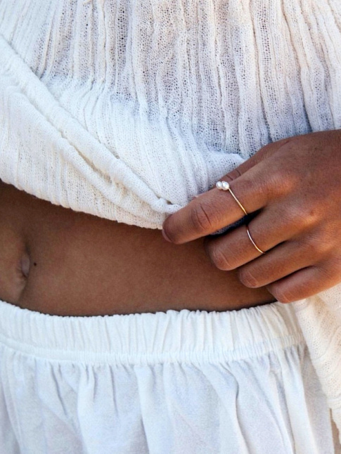 Trs fines bagues dores + peau bronze + total look blanc = le bon mix
