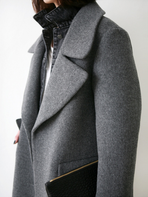 Pardessus gris + veste en jean noir dlav + pochette noire = le bon mix