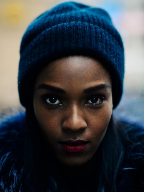 Rien de tel qu'un bonnet bleu marine pour mettre en valeur la beaut d'un visage