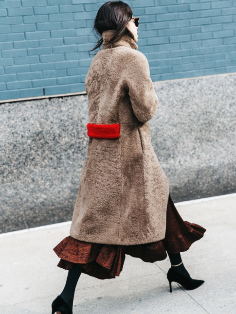 La martingale orange, ou comment rehausser l'allure d'un manteau camel