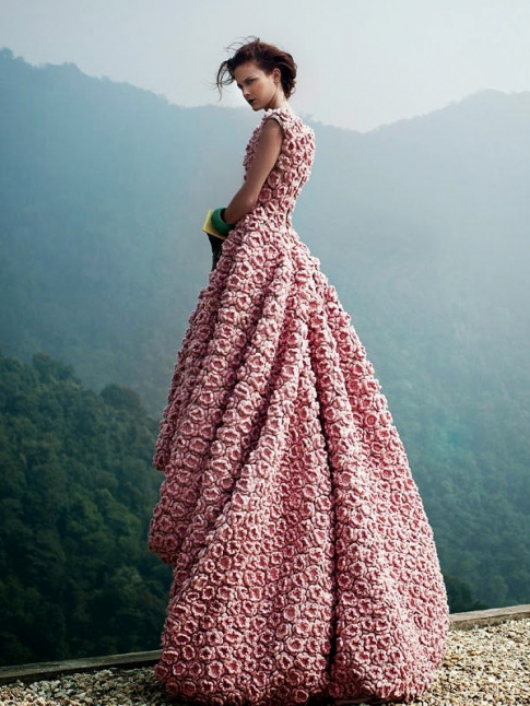 Cette longue robe rose nous fait regretter le temps des grands bals...