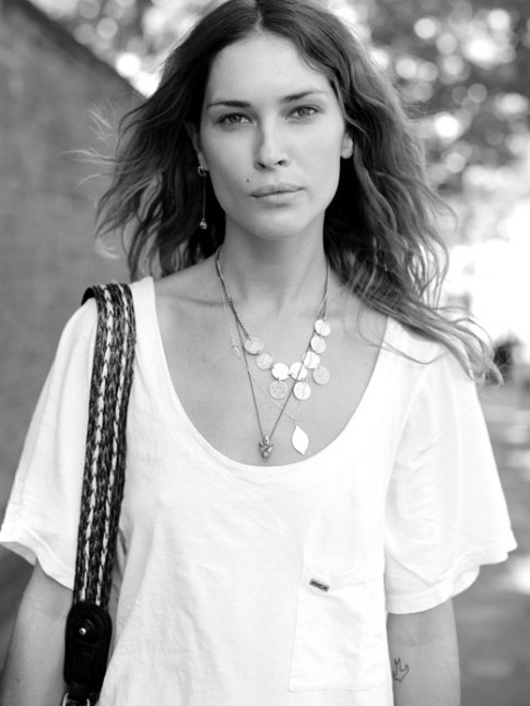 Rien de tel qu'une large encolure pour fminiser un tee-shirt blanc !