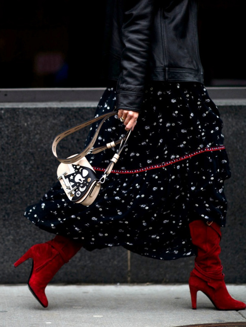 Bottes rouges + longue et ample robe noire = le bon mix