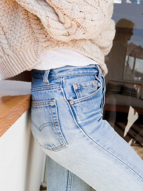 Jean taille lgrement haute + pull court blanc cass  = le bon mix