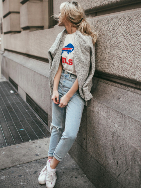 On ne se lasse pas du trio tee-shirt de sport vintage/jean roulott sur la cheville/baskets blanches
